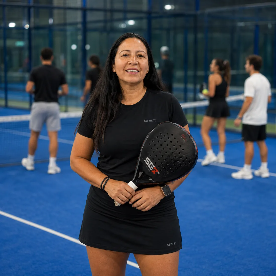 Maru dirigiendo un entrenamiento en pista